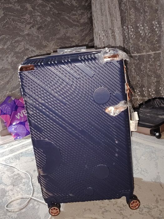 Продам чемоданы 3 штуки разные