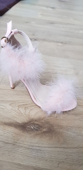 Sandale cu puf marimea 37