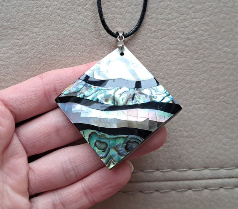 Колие от седиф с кожена верижка.