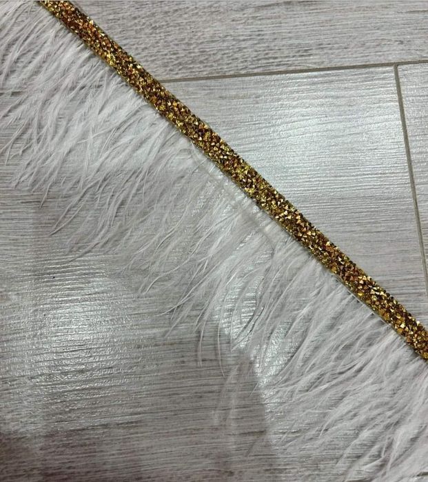 Колани с пера и камъни