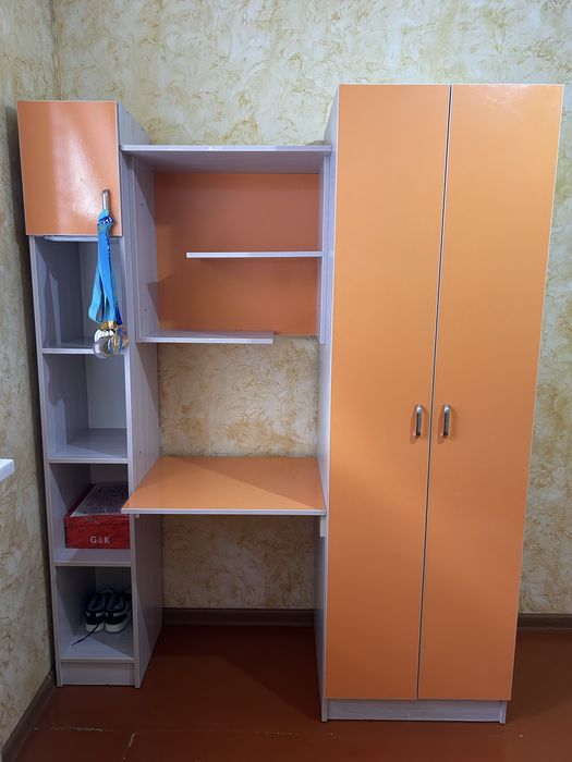 кровать,шкаф.