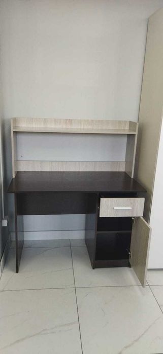 Стол письменный для школьника /студента