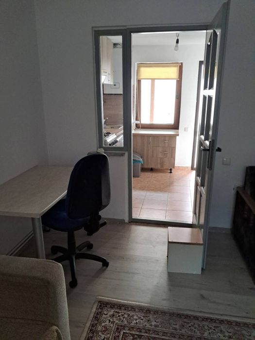 Închiriez garsoniera.