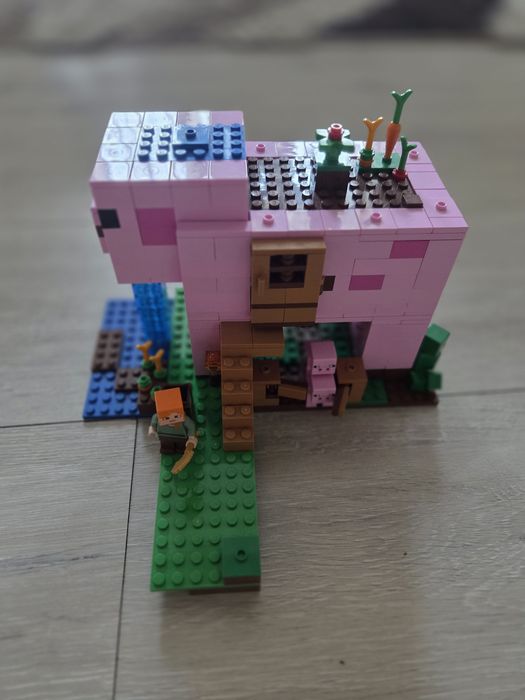 LEGO Minecraft 21170 – Къщата прасе (The Pig House) с книжка с инструкции