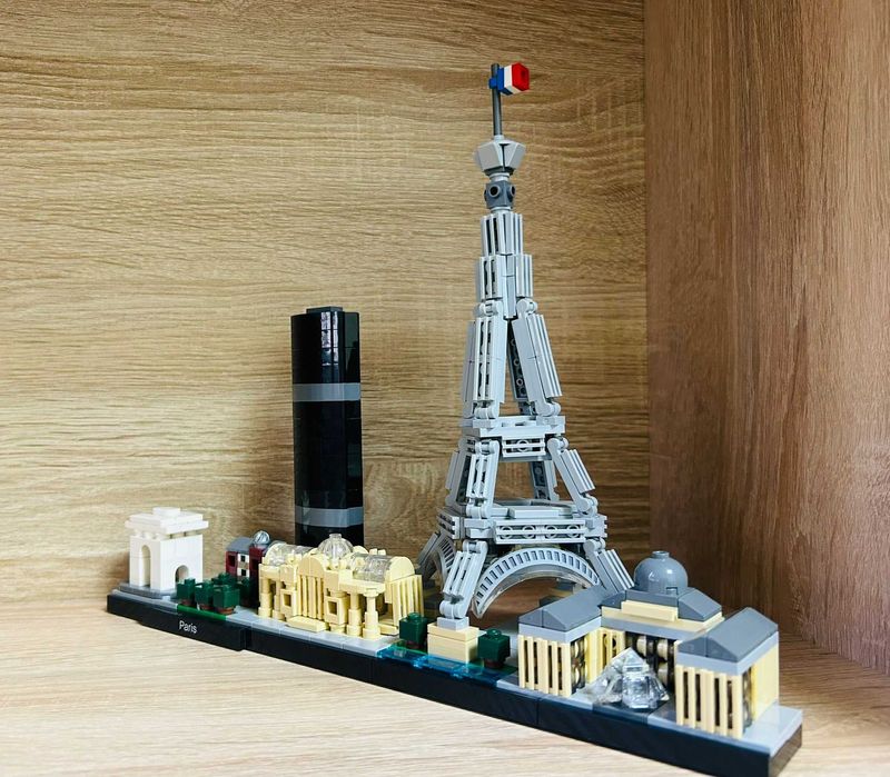 LEGO Architecture Paris 21044, 649 piese
