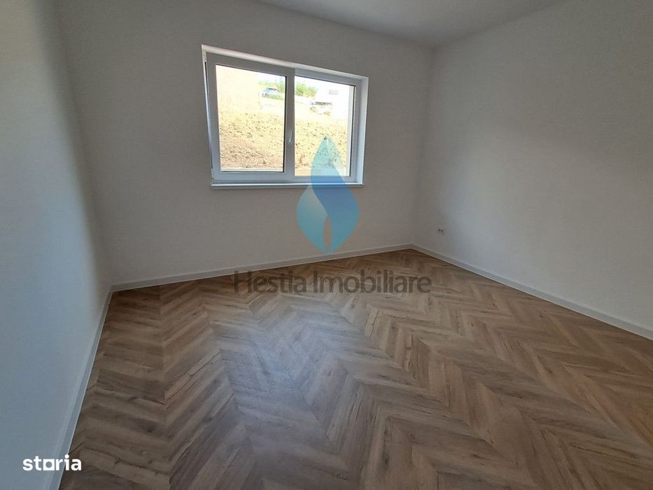 Apartament cu trei camere, capat Pacurari, bloc nou.