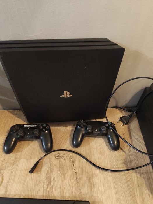PS4 Pro 1TB + 2 manete + 5 jocuri (COD, FIFA)