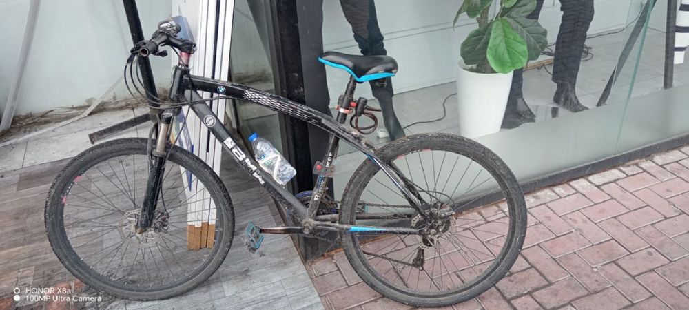 Velosped sportivni yurib turgan