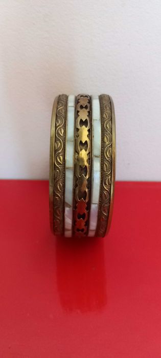 Bratara veche din alama cu sidef