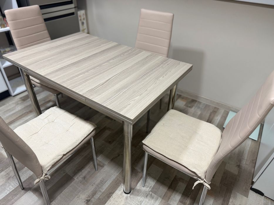 Разтегателна маса и столове