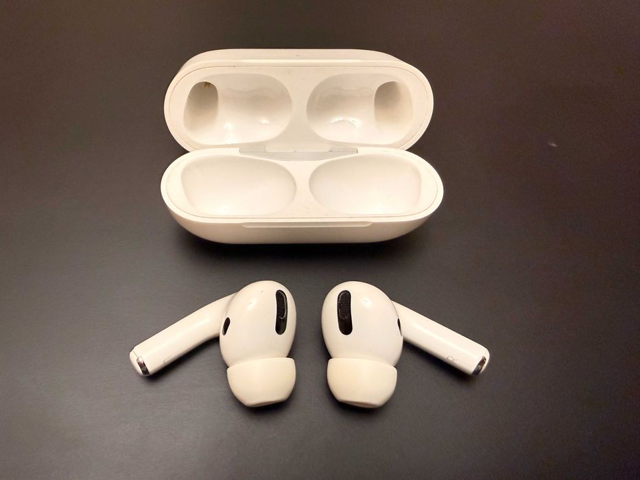 Оригинални Apple AirPods Pro + два кейса подарък