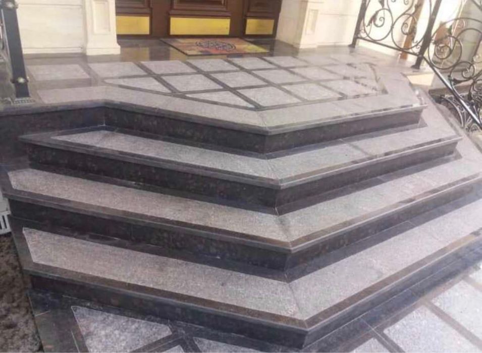 Гранит и ступени