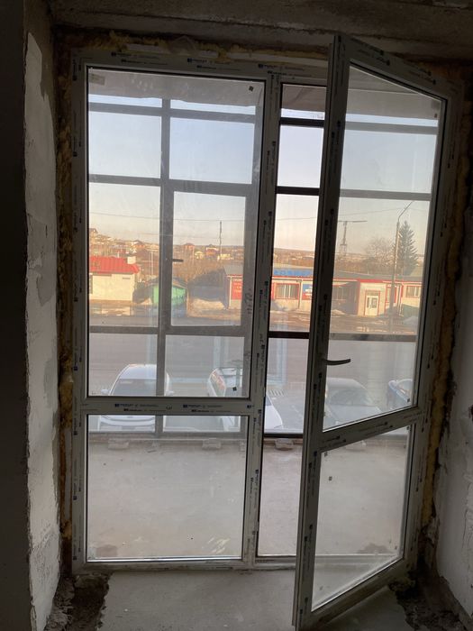 Металлопластиковое окно с дверью.