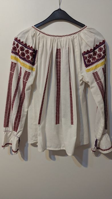 Ie tradițională  lucrata manual