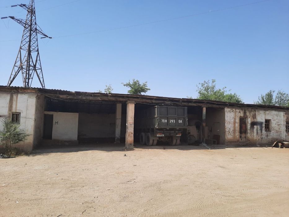 Продается нежилое Baza sotiladi 28 sotok yolni ustida joylashgan