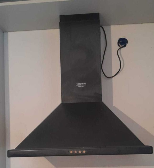 продам вытяжку черного цвета б/у