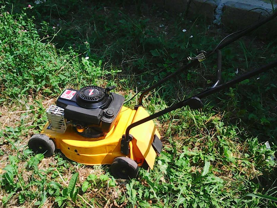 Бензинова косачка за трева с кошница.