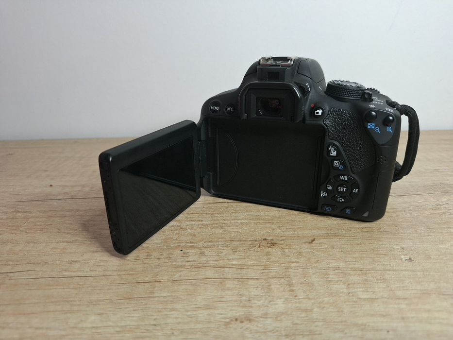 Фотоапарати-Canon полу професионален- и Canon EOS 700D