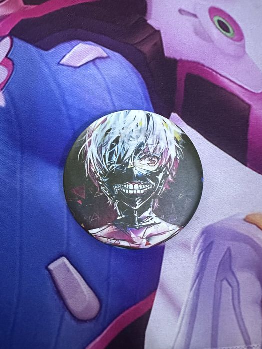 продаю аниме значки