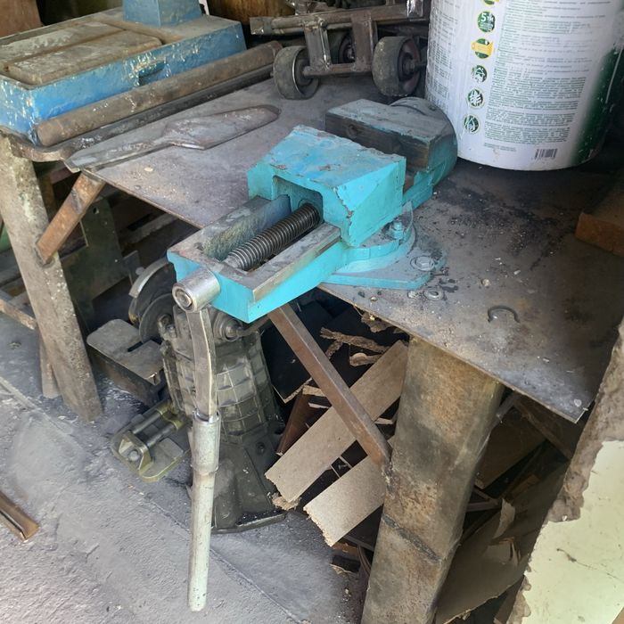 Сверло с теском на столе