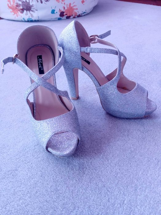 Прекрасни и удобни сребърни обувки 39 номер