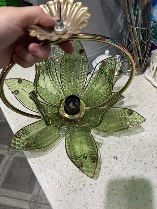 Продоется люстра.