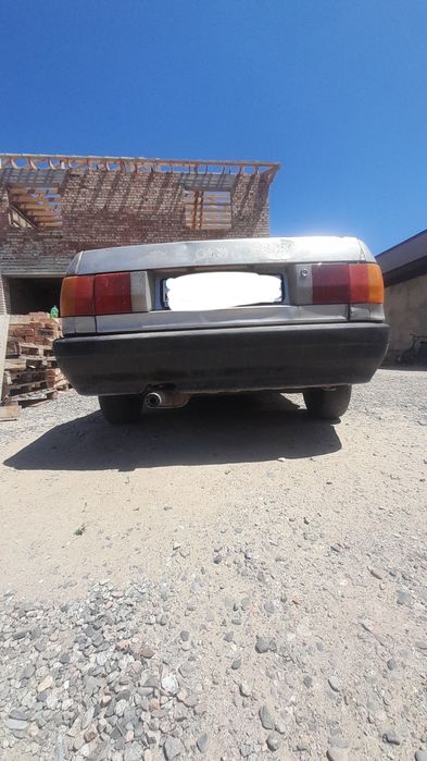 Автомобиль Audi 80.