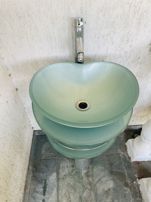 Раковина в туалет с зеркалом