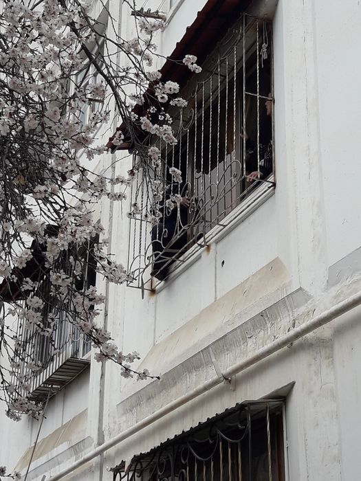 Кирпичная кладка балкон , козырьков , решётки на окна .