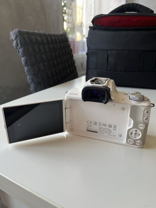 Камера Canon M50