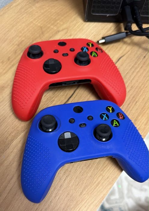 Xbox X 1 тб с двумя джостиками