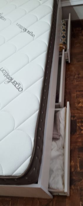 Продам кровать с матрасом