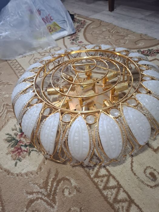 Продам люстру красивую