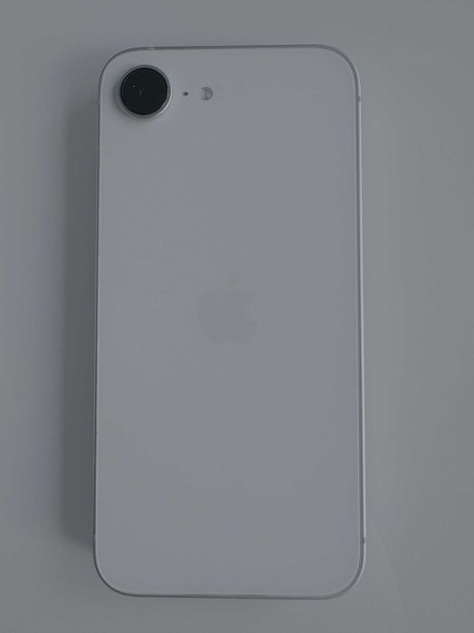 iPhone 16e, батерия 100%, като нов, бял