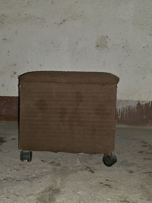 Kir moshin stulcha kitob javoni sotiladi