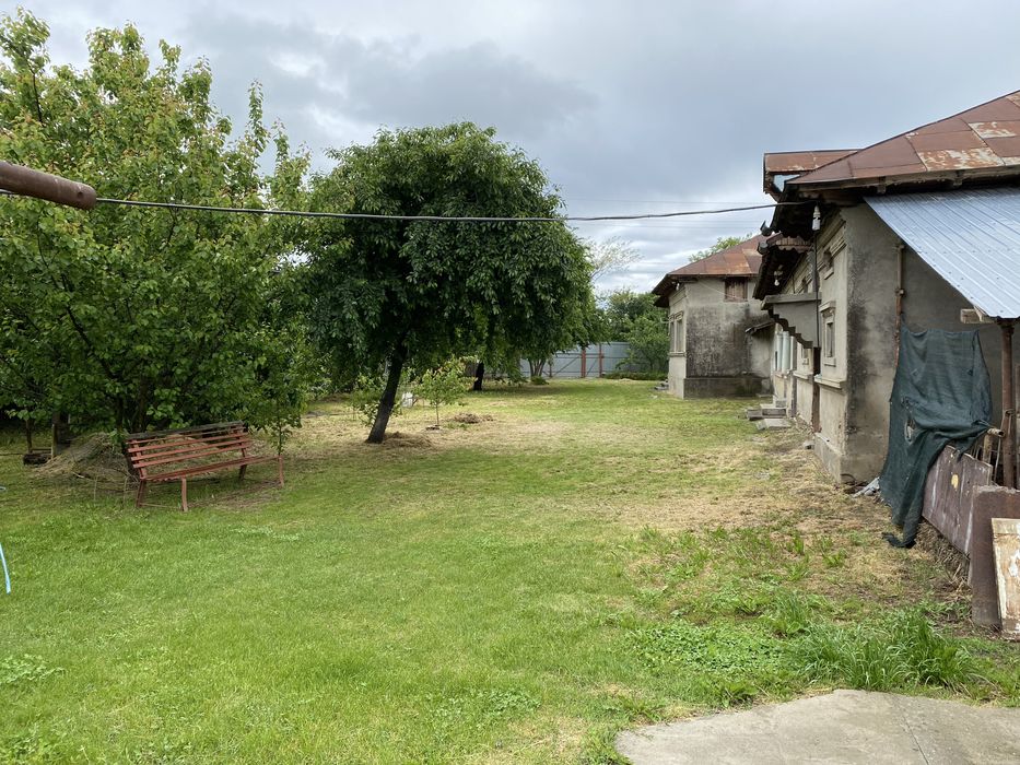 Casa de vanzare + teren 5000 mp