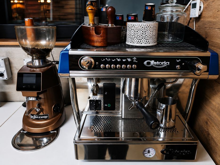 Vând Espressor profesional Astoria + Rasnita F64 Digitala