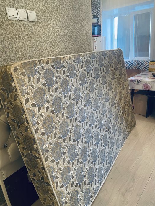 Кровать с матрасами