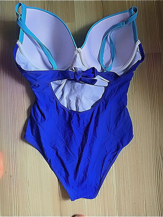 Costum de baie nou