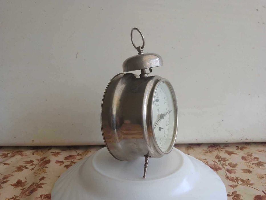 Ceas desteptator de masa vechi -mecanic Jnsa .95 lei