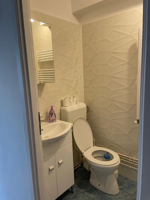 Închiriez garsoniera