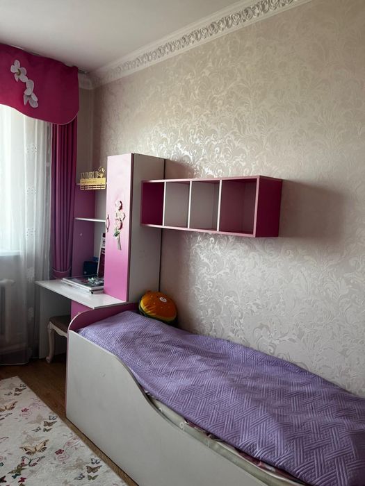 Детский гарнитур с кроватью, столом и полками