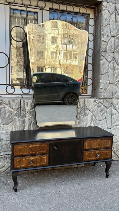 Старинная тумба с зеркалом