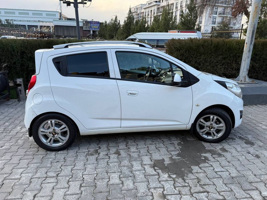 Продам Спарк белый