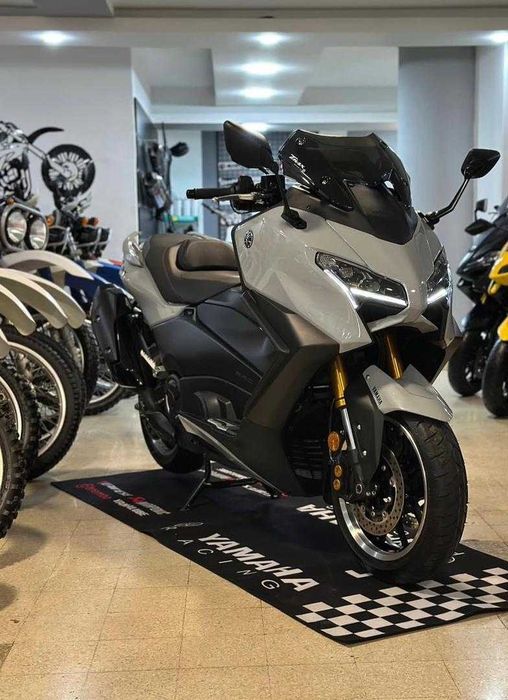 Yamaha TMAX 560 Tech-Max sport scooter