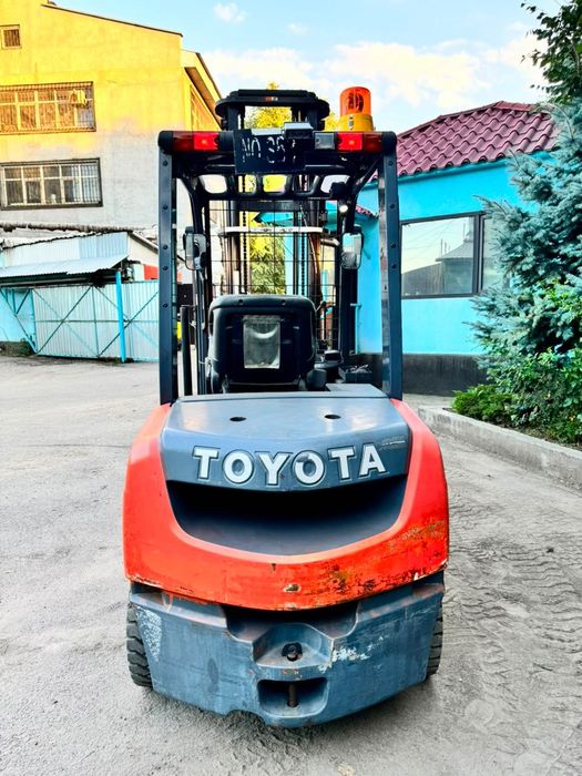 Вилочный Погрузчик Toyota 8FD30