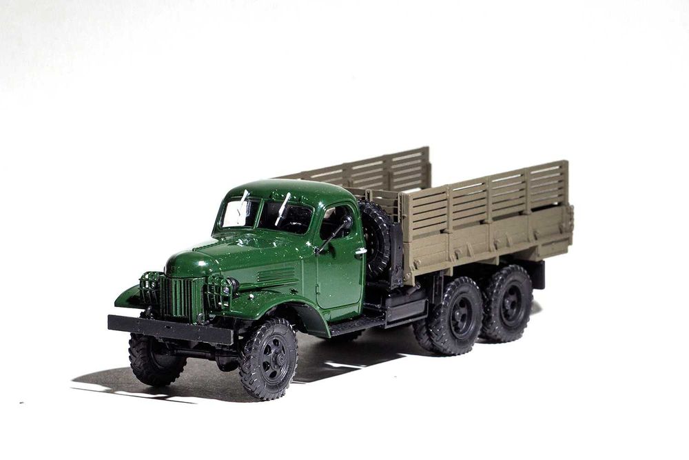 Бортовой грузовик ЗИС-151, фирма АвтоИстория, масштаб 1:43. Жми