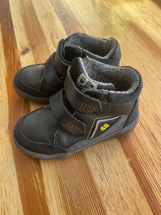 Продаю обувь на мальчика р26.