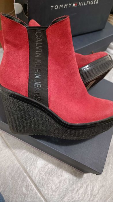 Червени велурени боти