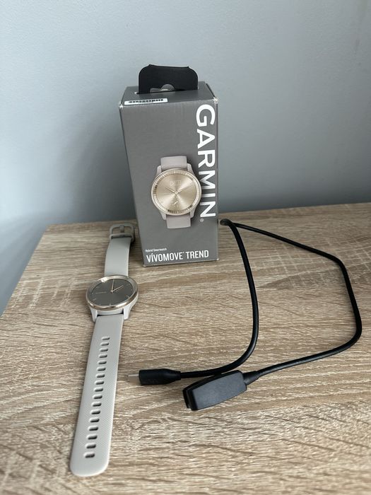 Часовник Garmin vivomove trend